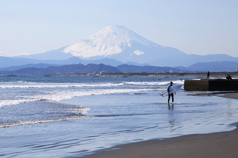 富士山を背にサーフィンができる「片瀬西浜・鵠沼海水浴場」