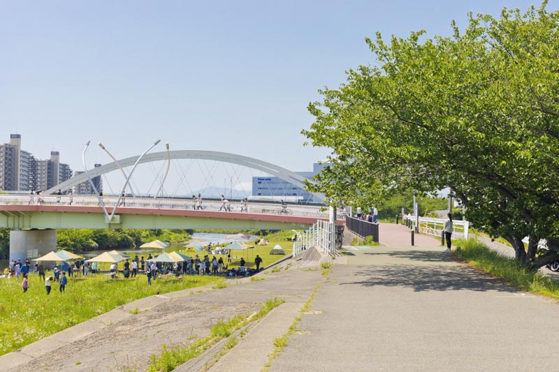 「鴨居」駅の北側を流れる鶴見川沿い風景
