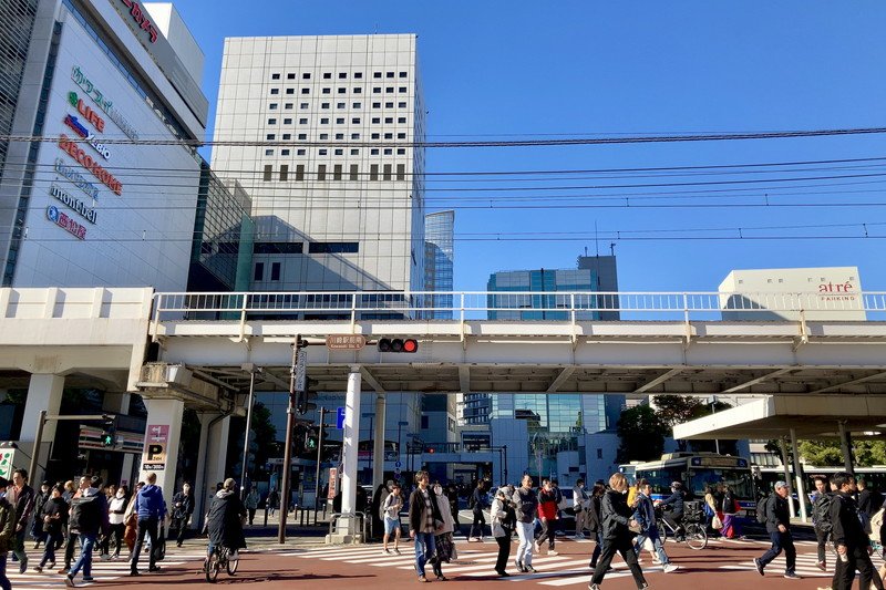 「川崎」駅前の商業施設が並ぶ様子