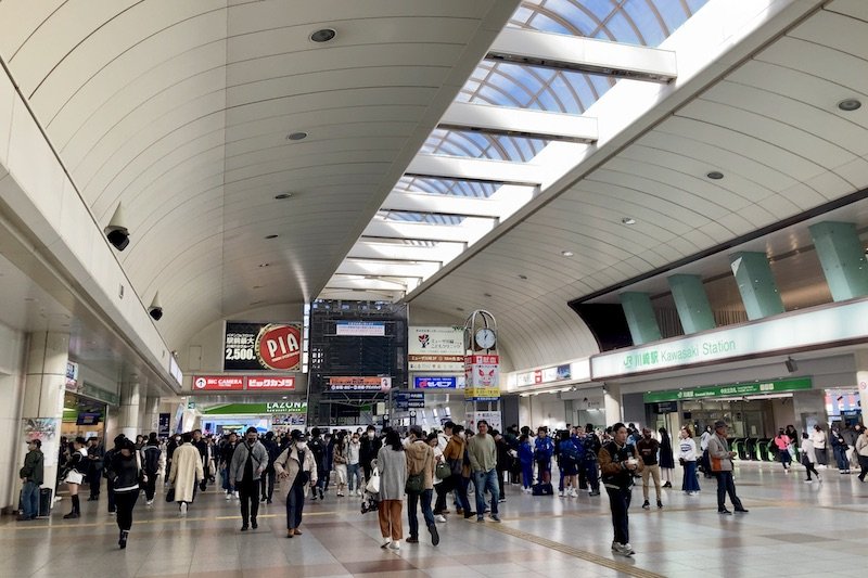 多くの利用者が行き交う「川崎」駅