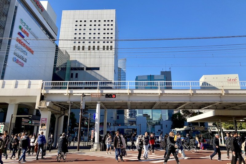 「川崎」駅前に並ぶ商業施設