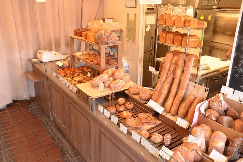 さまざまな種類のパンが並ぶ