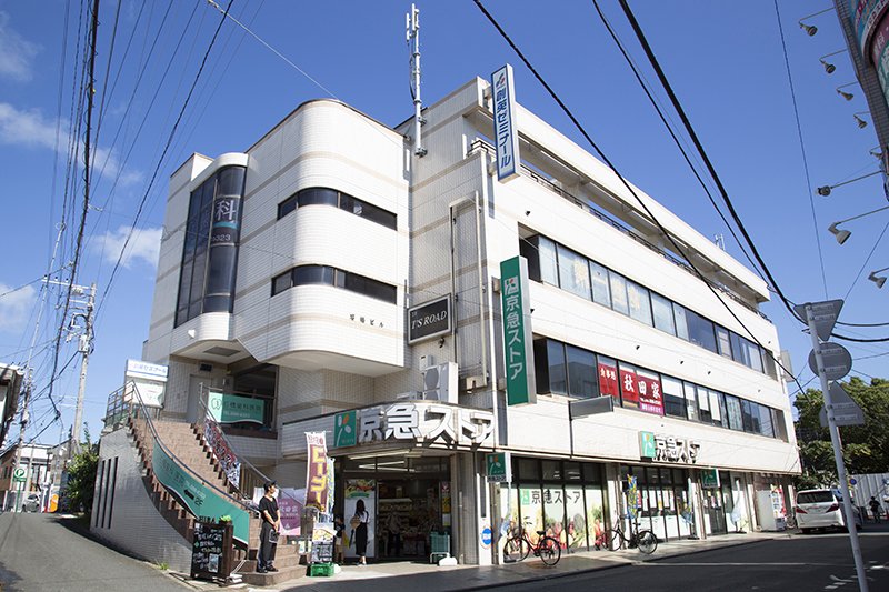 駅前の「京急ストア 三浦海岸駅前店」の上階にも、「創英ゼミナール 三浦海岸校」がある。