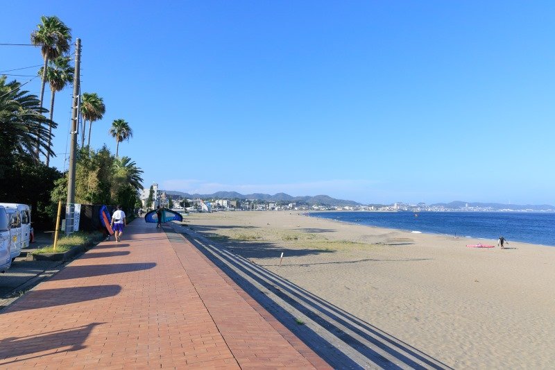 広いビーチとゆったり歩ける歩道