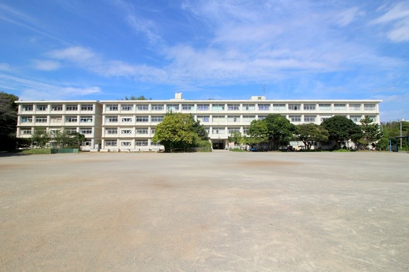 南向きに建つ「上宮田小学校」校舎