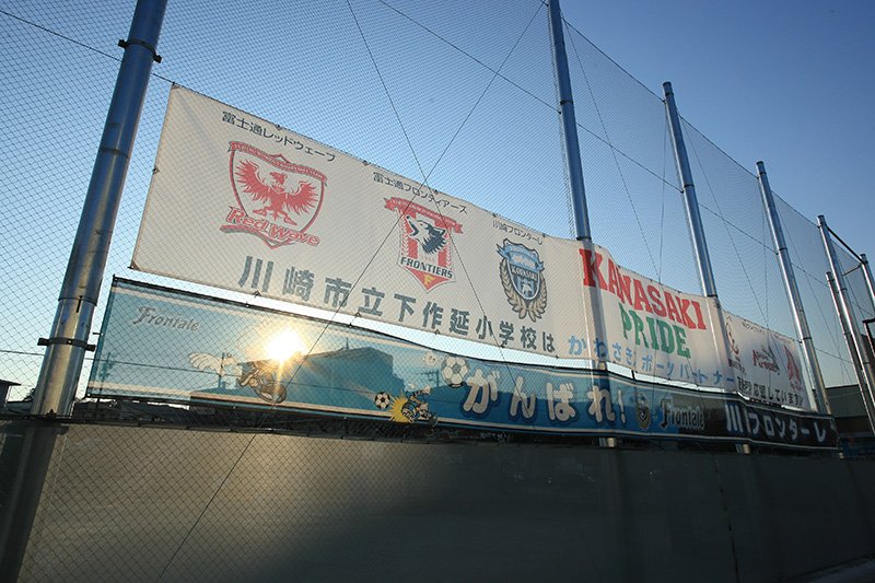 6つのスポーツチームのロゴが並ぶ大きな横断幕（左側）