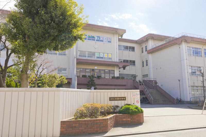 「子育てサロンこすぎ」が開かれる「川崎市立中原中学校」外観