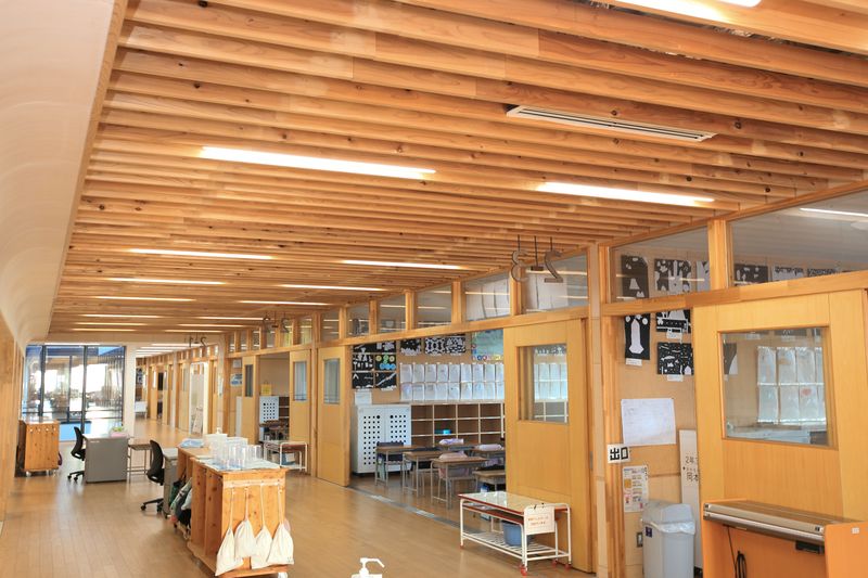教室と廊下の間には壁や仕切りがなく、開放的な空間が広がる