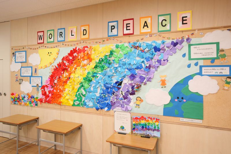 「外国語ボランティア」の方々による平和を願う展示