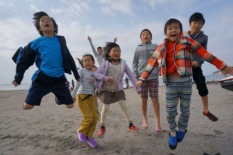鎌倉の海や山を遊びつくす活動「遊ビバ！」でのびのび過ごす子どもたち