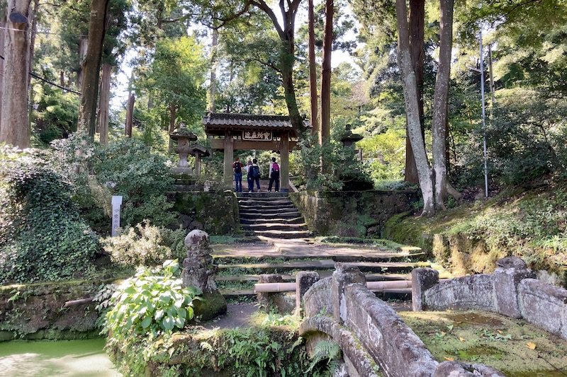 「浄智寺」の趣ある門と石段