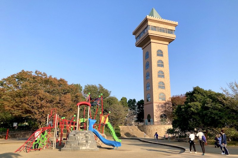 展望塔や大きな遊具がある「相模原麻溝公園」