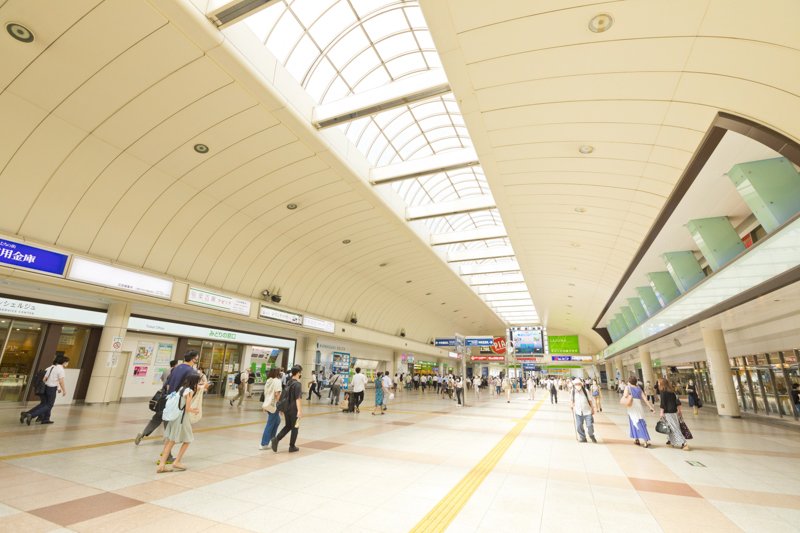 「川崎」駅の自由通路