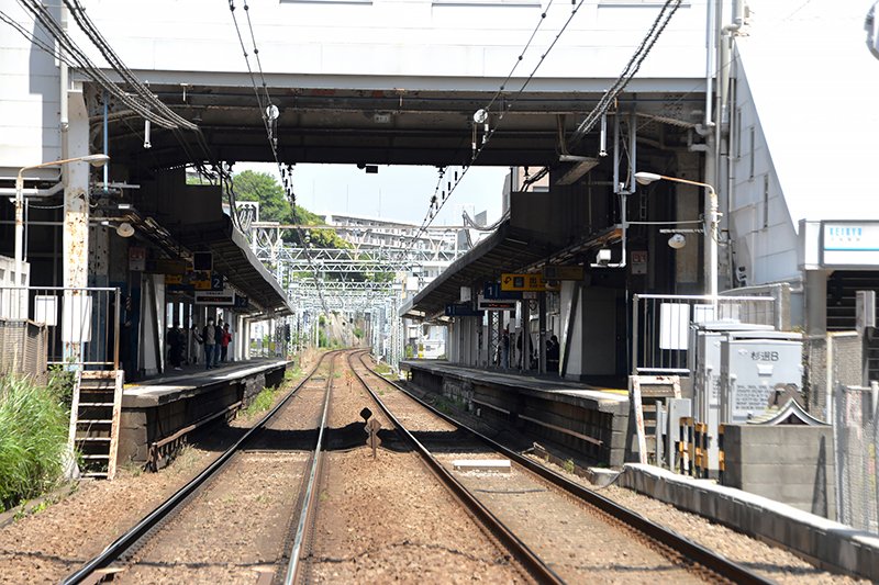 どこか懐かしさも漂う、京急杉田駅の線路風景