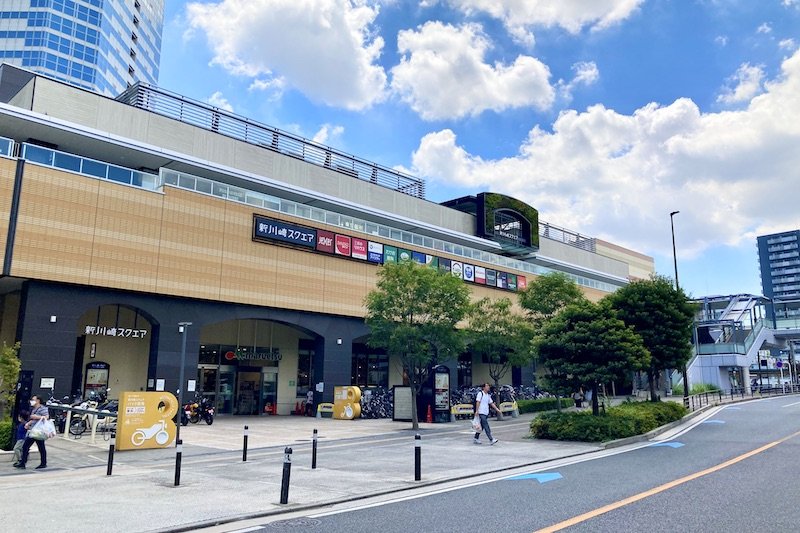 歩行者通路途中の商業施設「新川崎スクエア」