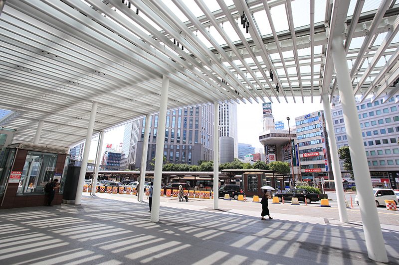 「横浜」駅西口駅前広場はきれいに整備されて明るい印象♪